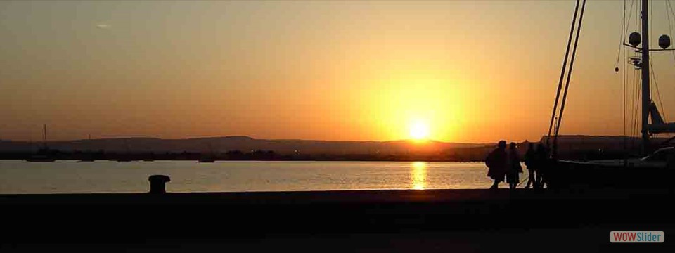 Solnedgång över Siracusas hamn
